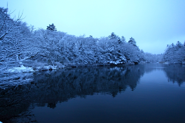 冬天雲場池，白雪覆蓋，多了點魔幻色彩。(圖片來源／Hotel Tsuruya)