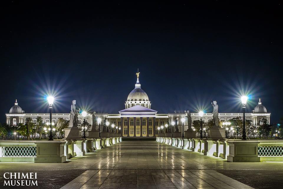 奇美博物館日夜景色皆美。(圖片來源／奇美博物館)