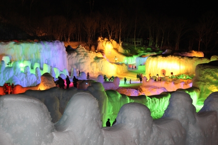 用冰雪打造的祭典場地。(圖片來源／層雲峽觀光協會)