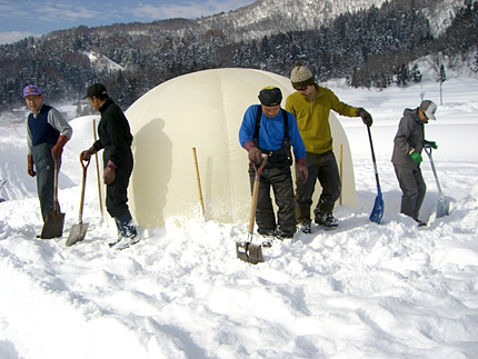 村民先在大汽球上堆上雪，待穩固後再將氣球放掉留下雪屋空間。(圖片來源／iiyama-ouendan)