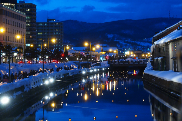 每年二月小樽運河沿岸換上了銀白裝扮，搭配燈飾浪漫而唯美。(圖片來源／小樽雪あかりの路）
