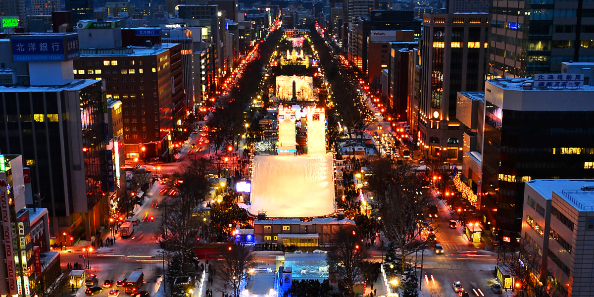 札幌雪祭，巨大的冰雪雕塑沿著大街排列展出。(圖片來源／札幌觀光旅遊網）