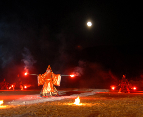 到了樹冰祭夜晚將會舉行雪上煙火大會、松明火把滑降等的「雪與炎的饗宴」。(圖片來源／visit-japan)