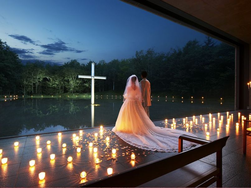 簡單的幾盞燭光，就點綴出了最浪漫的婚禮現場。(圖片來源／waterchapel)