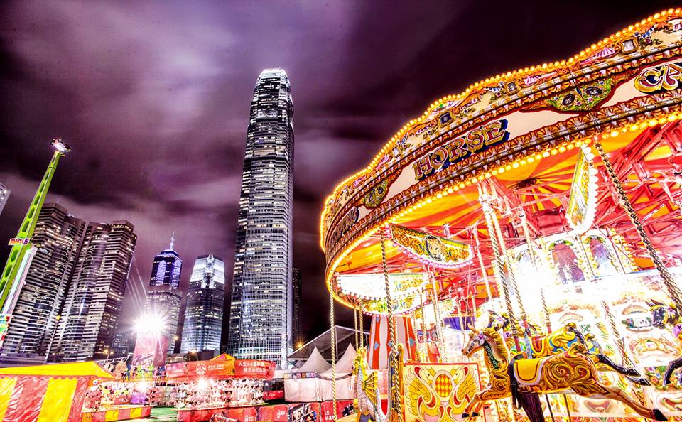 來到歐陸嘉年華玩旋轉木馬欣賞維港夜景。(圖片來源／香港逗陣行)