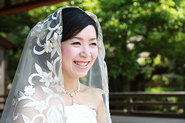 在一個人的婚紗拍攝中，重新找到自己而散發出滿足的笑容。(圖片來源／petapixel)
