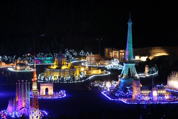 140萬顆LED燈將東武世界廣場裡的世界遺產妝點的華麗浪漫。(圖片來源／jalan)