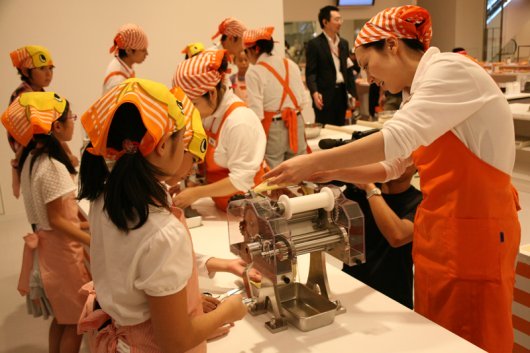 博物館內的雞湯拉麵工廠，讓大家體驗製作世界最初的速食麵。(圖片來源／museum.or.jpo)