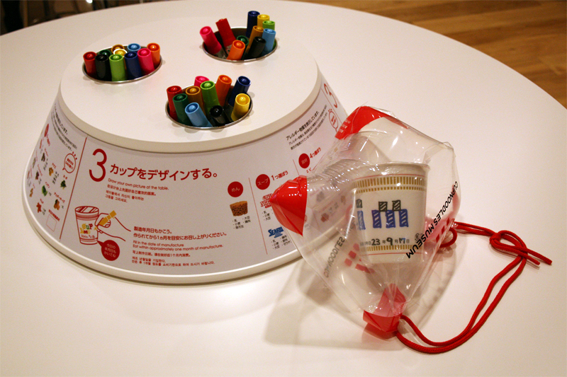 桌上提供了色筆可以自己繪製包裝。(圖片來源／museum.or.jpo)