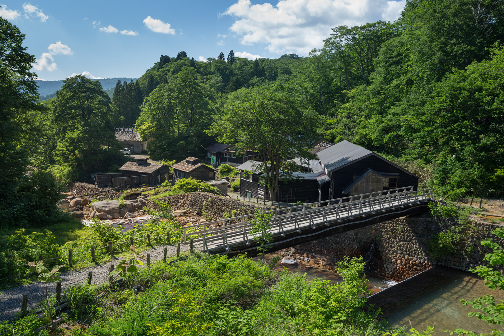 春夏時節的孫六溫泉，綠意盎然，景色優美。(圖片來源／nyuto-onsenkyo)
