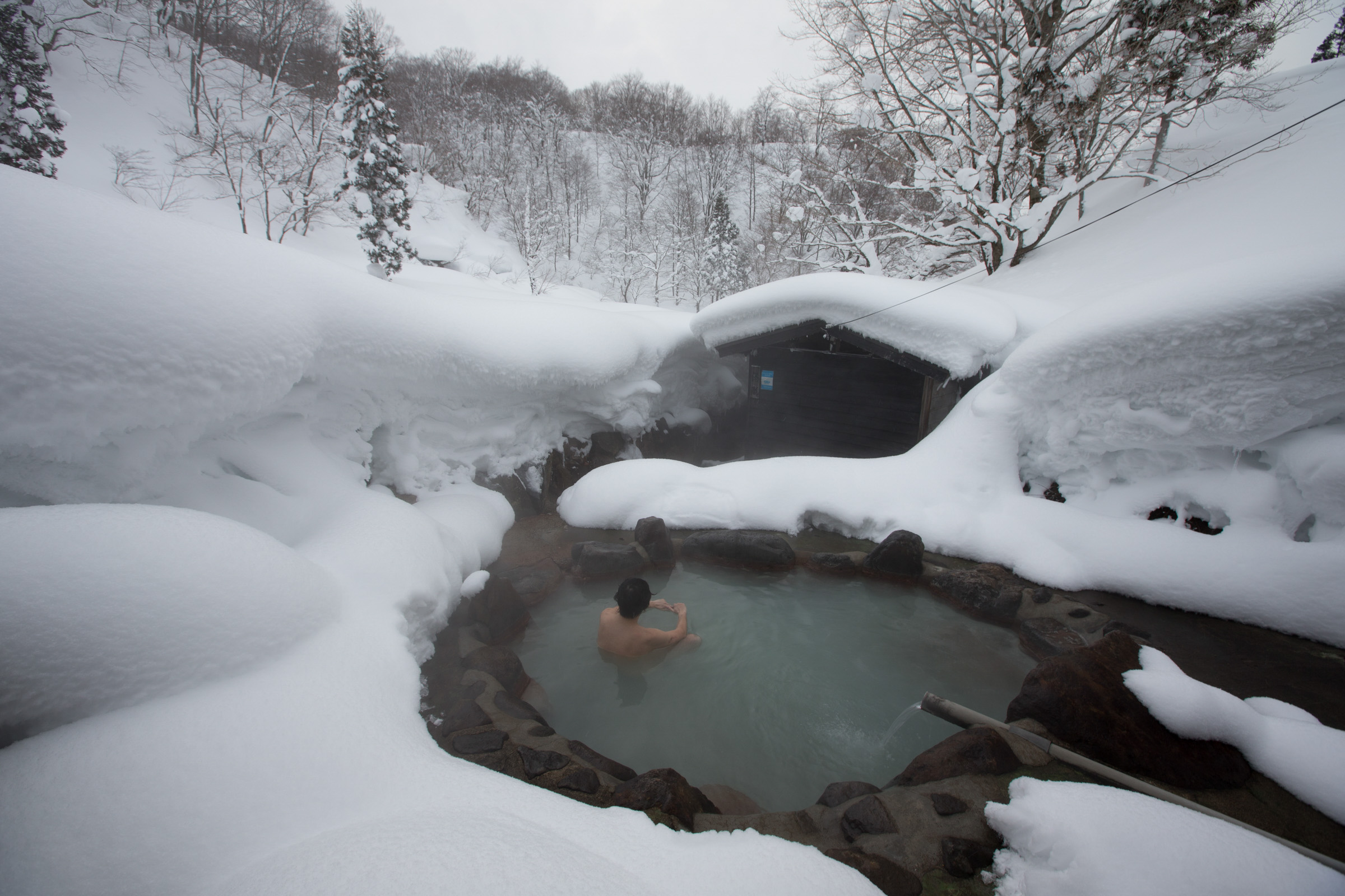 在冰冷的雪地裡，浸泡著溫暖的溫泉，很是享受。(圖片來源／nyuto-onsenkyo)