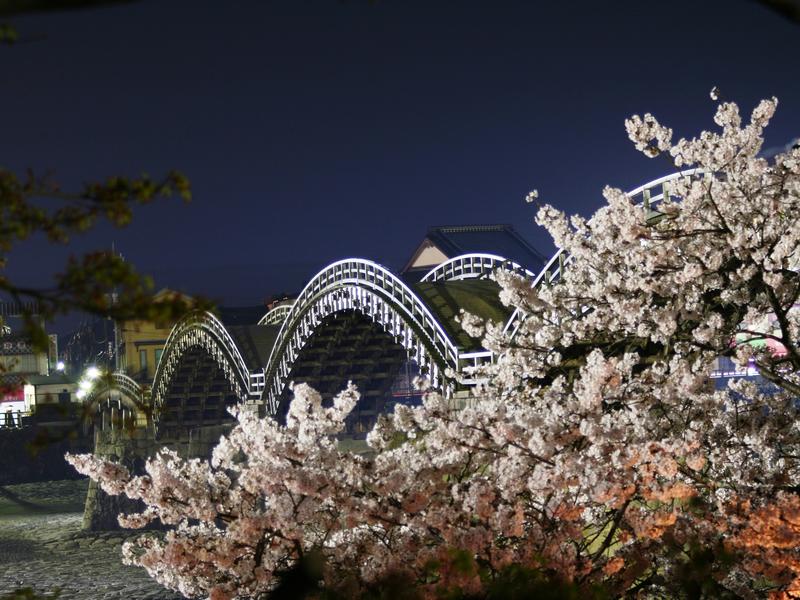 錦帶橋橫跨錦川，造型優美，無論從哪個角度欣賞都令人讚嘆。(圖片來源／drive.nissan)