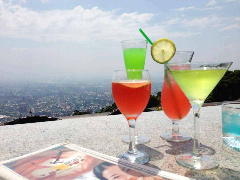 戶外沙發區，喝點飲料享受優美景色。(圖片來源／The Top 屋頂上)