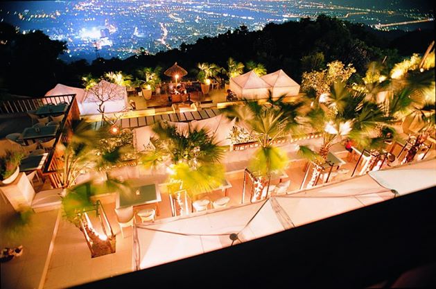 美麗的夜景與充滿浪漫氣息的餐廳環境。(圖片來源／The Top 屋頂上)