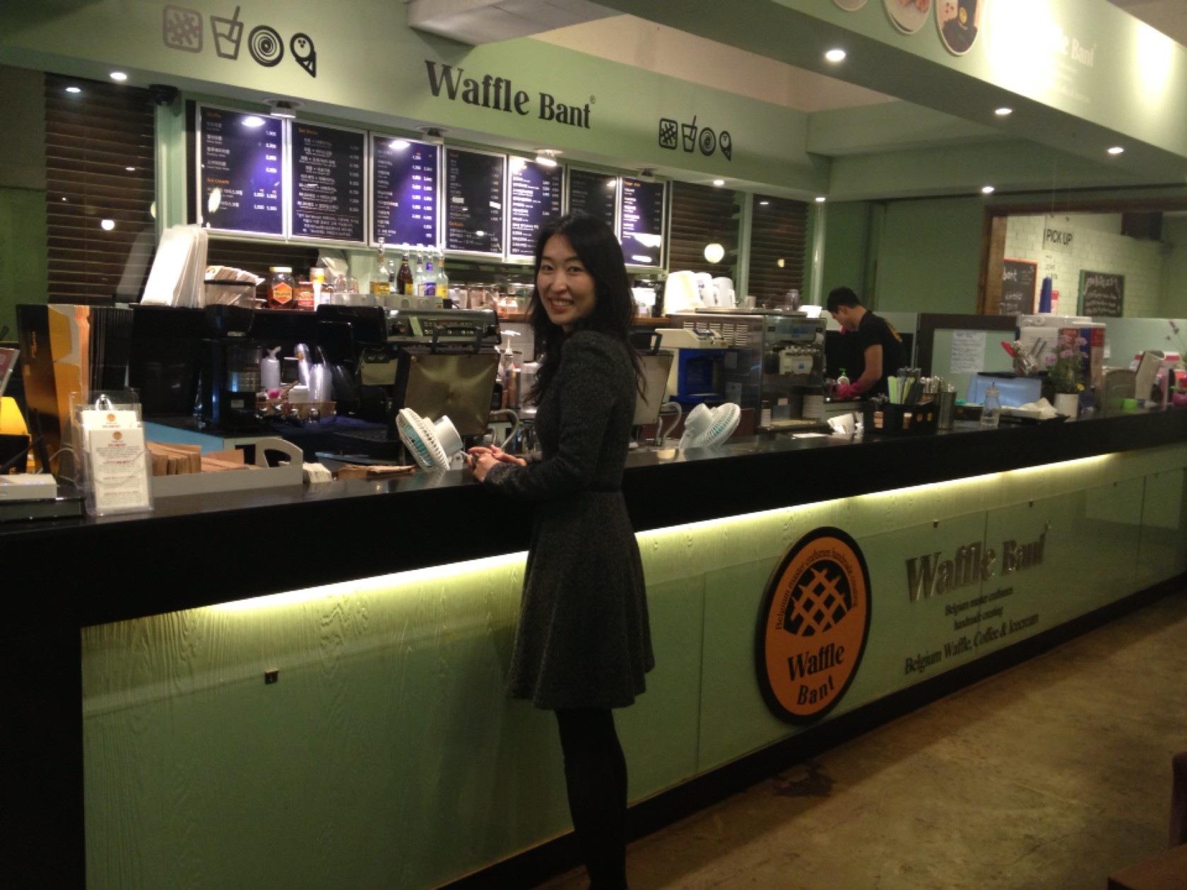 被譽為韓國最好吃比利時鬆餅wafflebant正式來台開店。(圖片來源／Waffle bant, 부산대점)