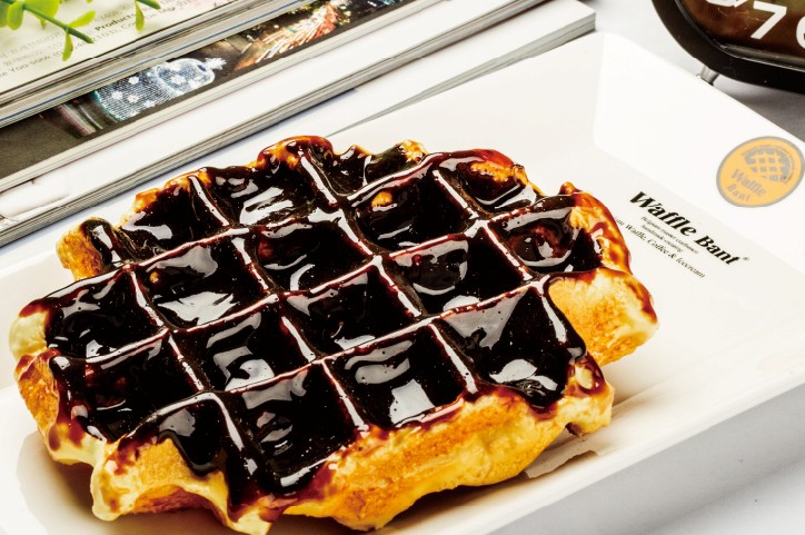口感扎實的Waffle bant，簡單的淋上巧克力醬就很美味。(圖片來源／wafflebant)