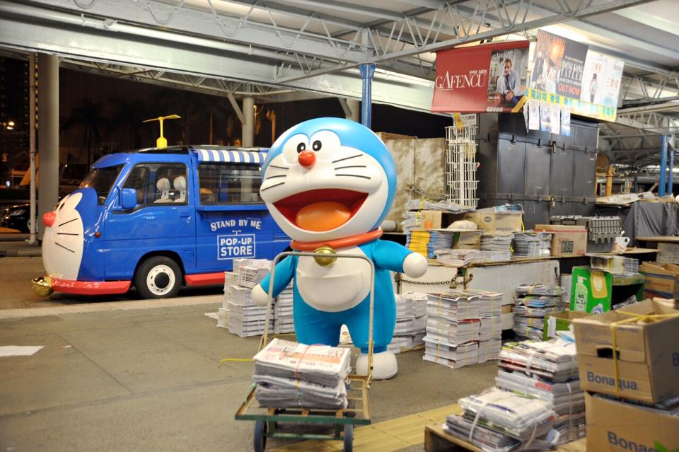多啦A夢現身報攤為報販打氣。(圖片來源／Doraemon 100)