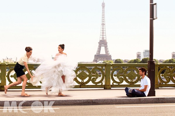 到巴黎絕對不會錯過的景點--「巴黎鐵塔」，本片也有男女主角登上巴黎鐵塔的浪漫逗趣劇情。(圖片提供／佳映)