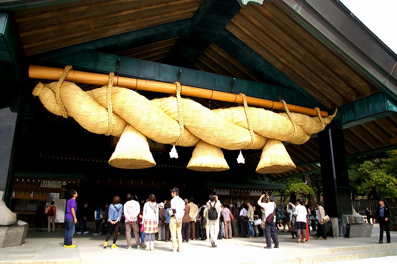 出雲大社長達13公尺、重達5噸的巨大稻草繩。(圖片來源／find-travel)