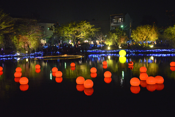 月津港燈節邀請藝術家創作，充滿想像力的作品將鹽水營造奇幻風格。(圖片來源／台南市文化局)