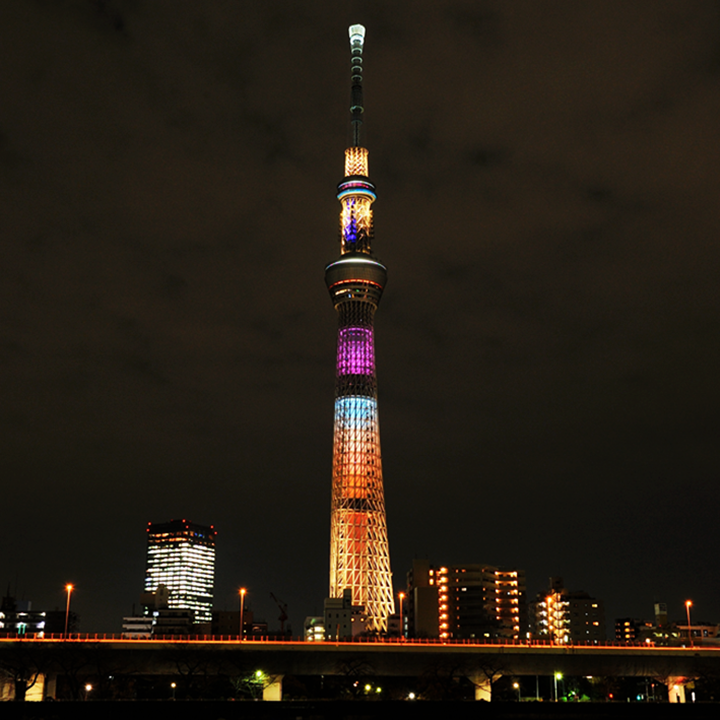 晴空塔展出特別亮燈，看起來氣氛格外浪漫。(圖片來源／東京スカイツリーTokyo Skytree)