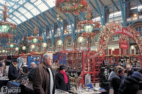 由玻璃鋼鐵所覆蓋的科芬園廣場(Covent Garden)青春洋溢，地下挑高中庭前後有兩個咖啡座，周圍有成排風格殊異的商店。(圖片提供／墨刻編輯部)