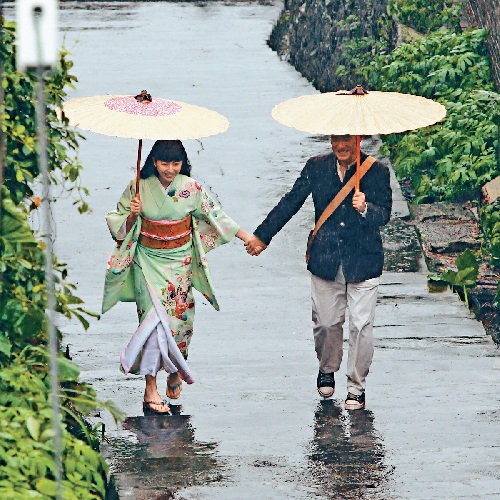 劇中嚴澤坤、志村雅子於金瓜石黃金博物館在雨中跳舞嬉戲。(圖片來源／太平輪）