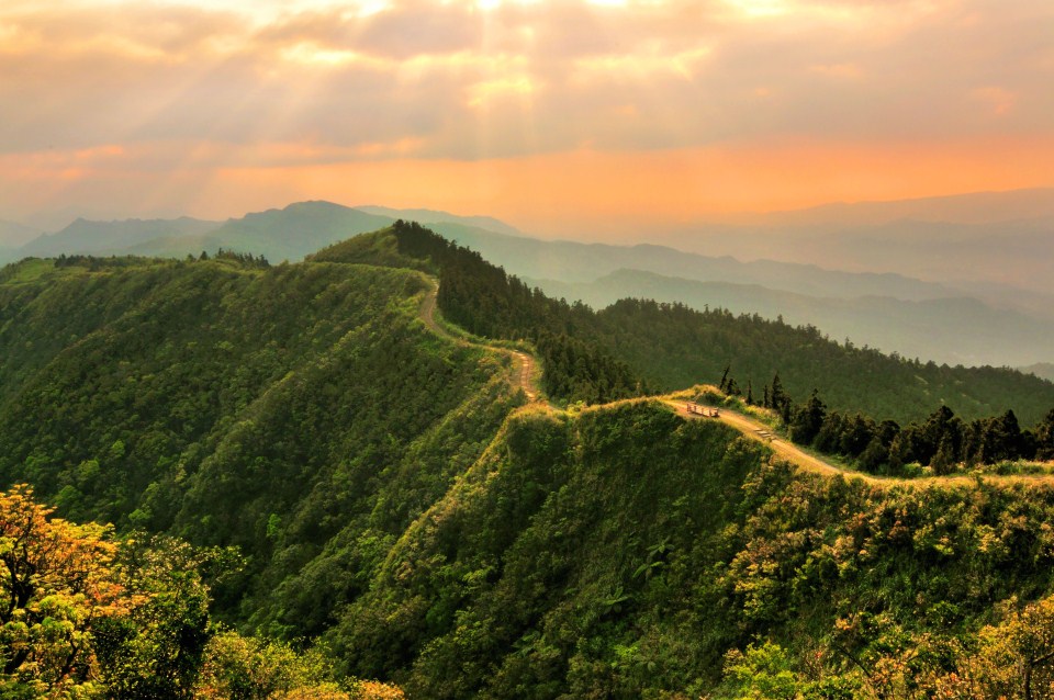 五分山步道，可將瑞芳和基隆港一代山海景緻一覽無遺。(圖片來源／新北市觀光旅遊網）