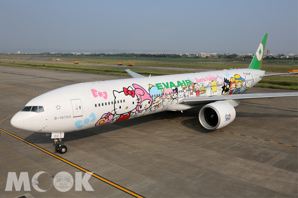 搭乘長榮航空由桃園福岡線，有機會搭乘Hello Kitty 蘋果彩繪機。(圖片提供／長榮航空）