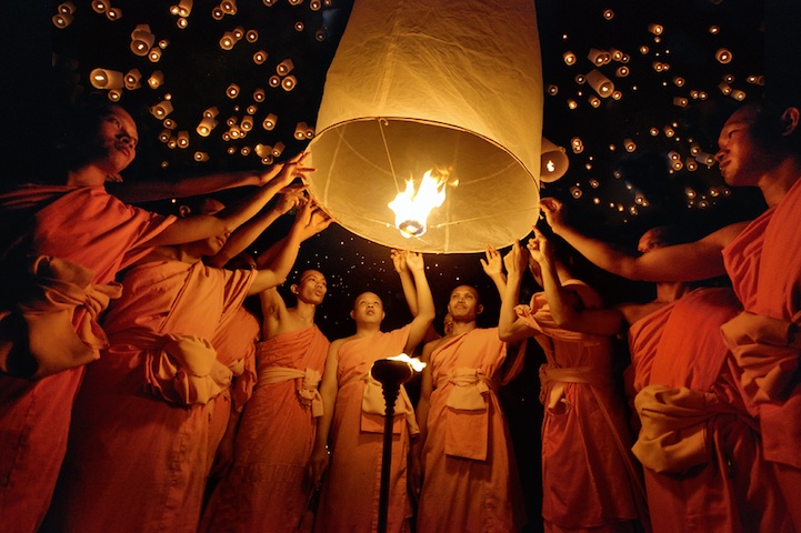 一年一度水燈節，也會施放天燈向神明祝福。(圖片來源／Taradol Chitmanchaitham）