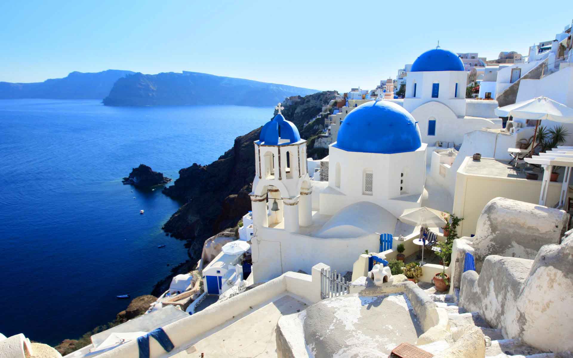 藍色的海洋藍天，與白色的建築，映出最浪漫的希臘印象。(圖片來源／anubis-travel）