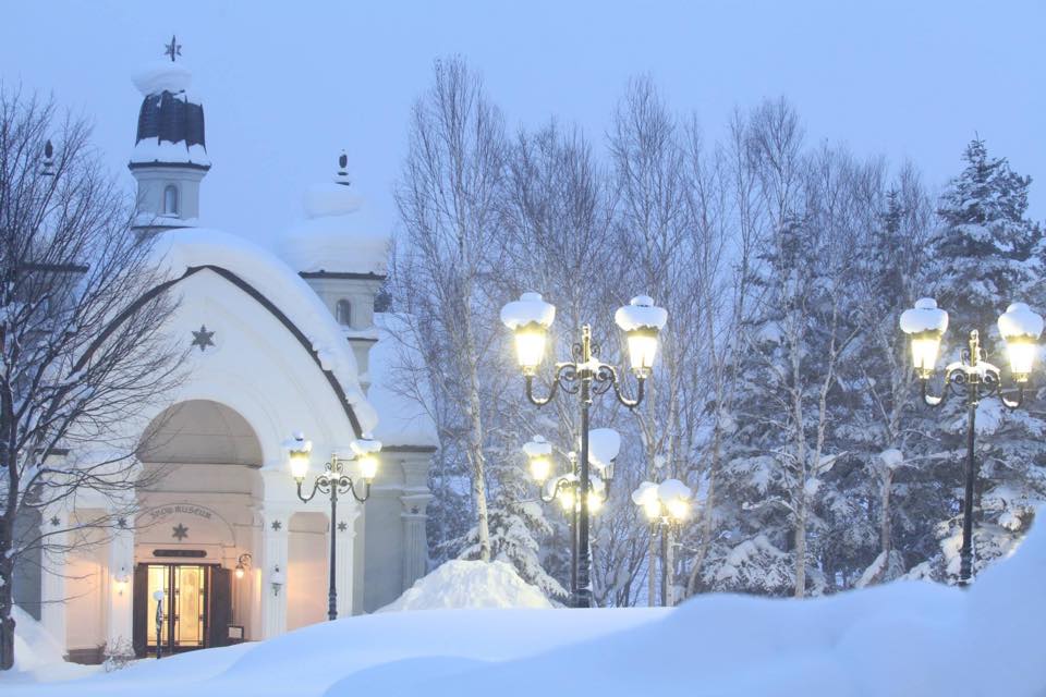 每到冬天，雪白一片，場景十分夢幻。(圖片來源／雪の美術館）