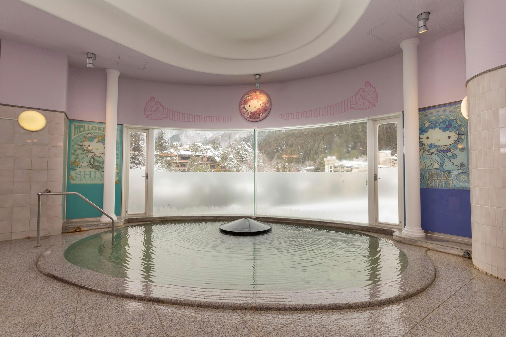 湯池位於四萬GRAND HOTEL頂層位置，邊泡湯還可以邊欣賞戶外風光。(圖片來源／sanrio）