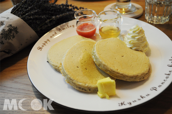 九州鬆餅咖啡鬆餅採用日本七種穀物製成，口感扎實。(攝影／MOOK景點家廖啟佑)