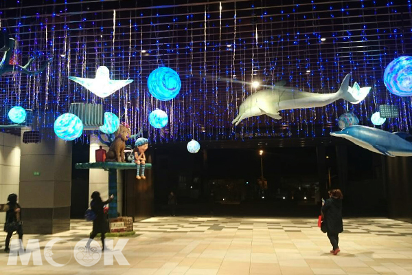 每到夜晚藝術作品點亮的燈光，泡泡便像一顆顆的星星在空中閃耀。(攝影／MOOK景點家廖啟佑）