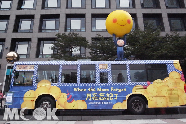 「月亮守護幸福城市」大型公車裝置藝術的設置成為了信義區的新地標。(攝影／MOOK景點家張盈盈）