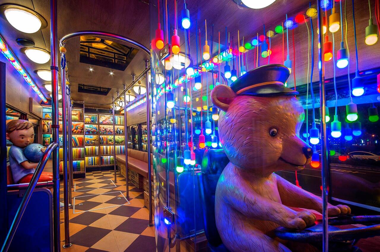 大熊司機開著車，繼續守護夜裡的台北城。(圖片來源／幾米S.P.A.）