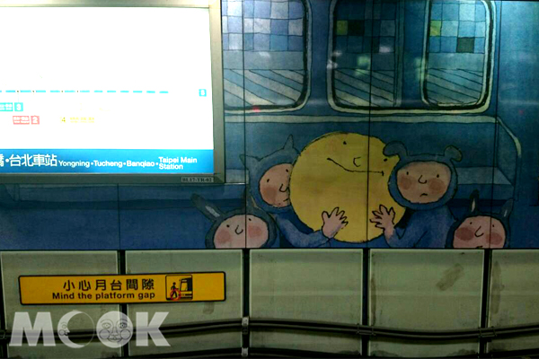 南港捷運站以幾米繪本地下鐵為題，展出公共彩繪藝術。(攝影／MOOK景點家廖啟佑）