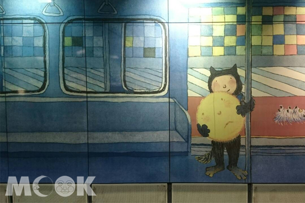 各式各樣的人上了同一台車，然後下了車，像是寓意人生旅途般。(攝影／MOOK景點家廖啟佑）