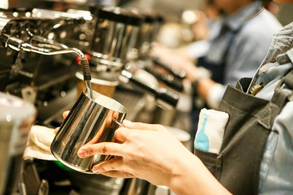 為了迎接日本分店的開幕，美國Blue bottle coffee特派署名工作人員前往日本傳授咖啡秘訣。(圖片來源／Blue Bottle Coffee Japan)