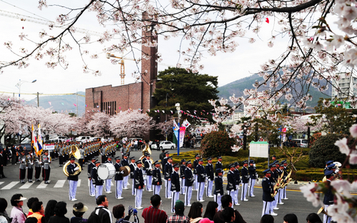 鎮海軍港節期間可以見到由陸‧海‧空軍及海兵隊、美8軍等14個隊伍共600多位軍官所組成的軍樂儀仗隊表演。(圖片來源／韓國觀光公社）