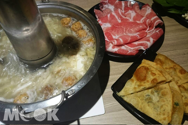 清爽的酸菜白肉鍋搭配香脆的蔥油餅一起享用，口味一絕。(攝影／MOOK景點家廖啟佑)