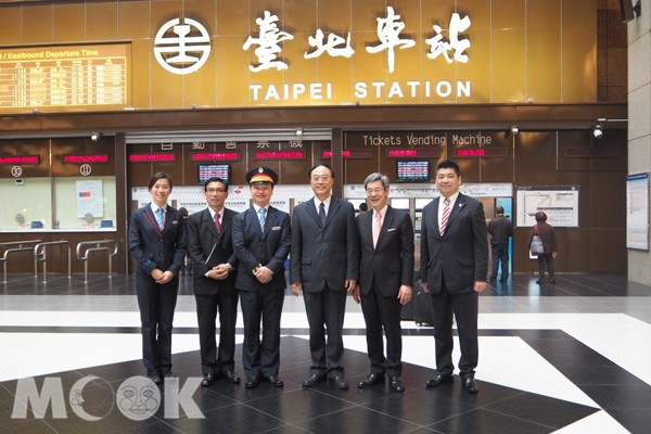 台鐵與京濱急行電鐵代表人員於台北車站內合影留念。（攝影／MOOK景點家張盈盈）