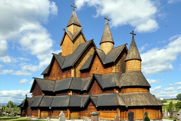 烏爾內斯木板教堂（Urnes Stave Church）是目前存在最老的木板教堂。(圖片提供／傳影互動)