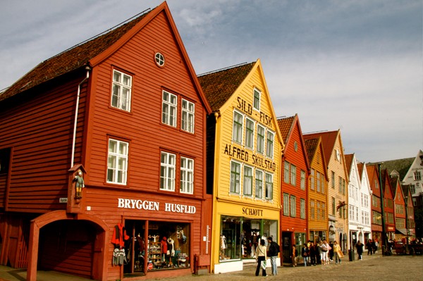 布呂根小鎮風情，搶眼的建築外觀用色，令人留下難忘的印象。(圖片提供／傳影互動)