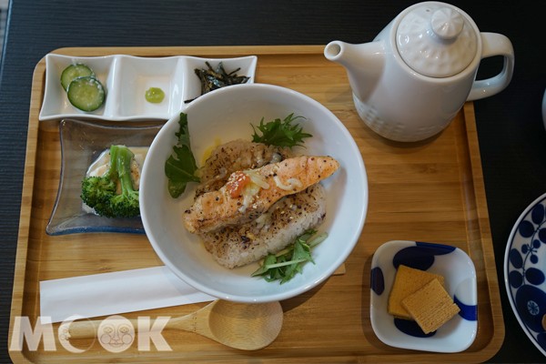鮭魚明太子燒飯糰茶漬御膳，是杏桃鬆餅屋相當人氣的鹹點套餐餐點。（攝影／MOOK景點家張盈盈）