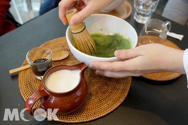 日本茶茶品系列的抹茶拿鐵使用靜岡綠茶「綠野」，茶香四溢。（攝影／MOOK景點家張盈盈）