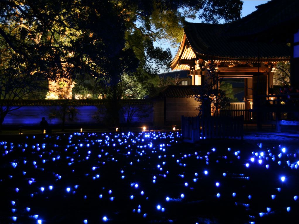 京都東山花燈路，青蓮院配合點燈。(圖片來源／yakei-kabegami)