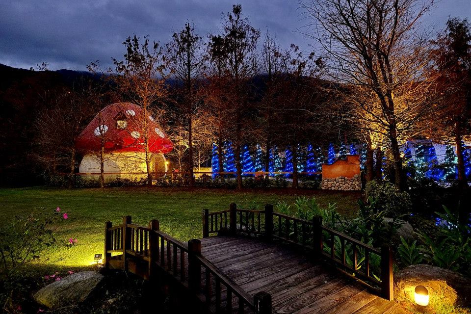 夜裡的蘑菇屋，在燈光展示下，更添童話氣息。(圖片來源／花見幸福莊園-花蓮民宿)