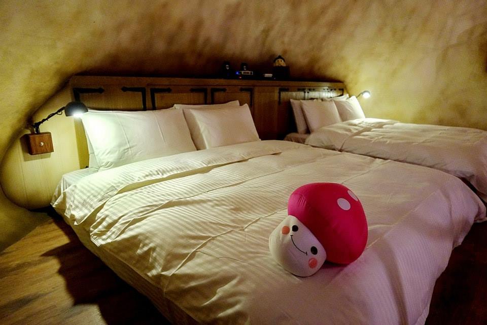 蘑菇屋為四人房型在二樓位置有兩張舒服雙人床。(圖片來源／花見幸福莊園-花蓮民宿)